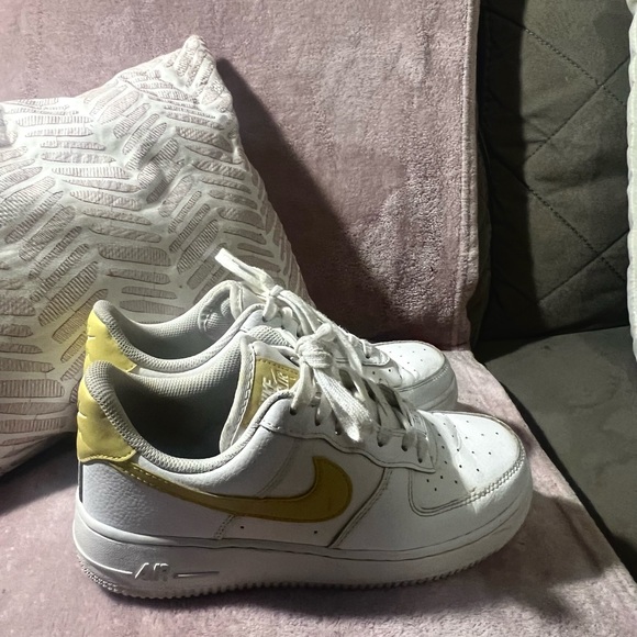 Air force 1 Yellow swoosh - Picture 4 of 4